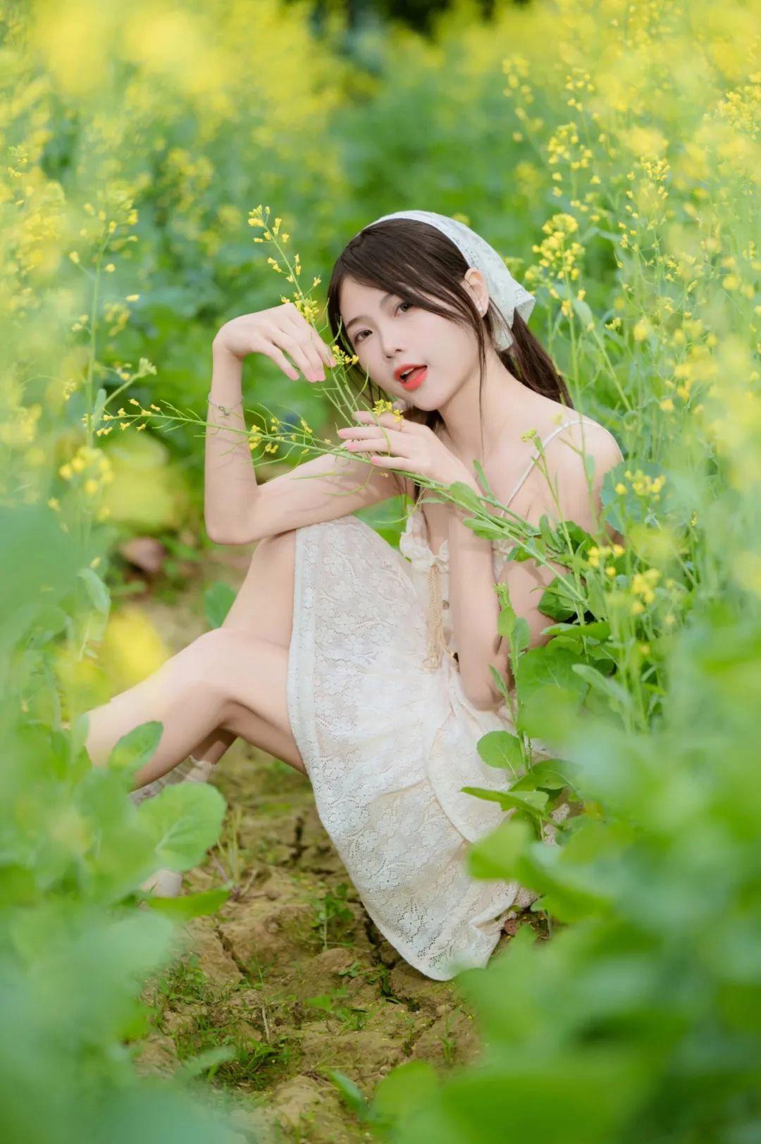 春天拍好油菜花,8个姿势可参考,这样拍照花美仁也美