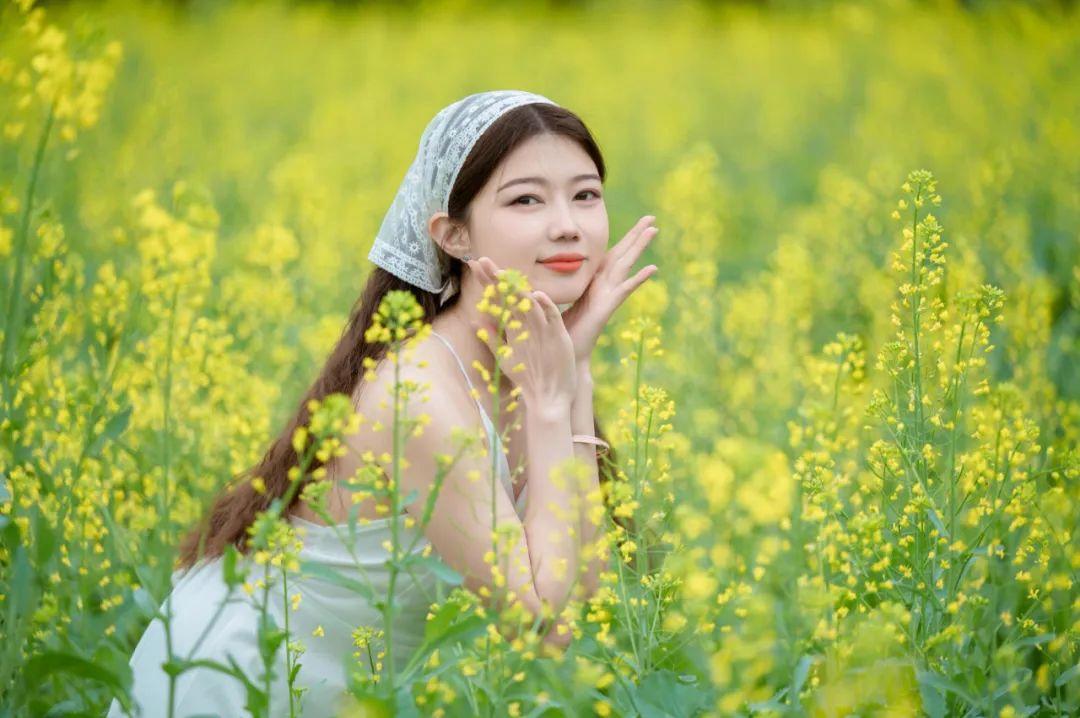 春天拍好油菜花,8个姿势可参考,这样拍照花美仁也美