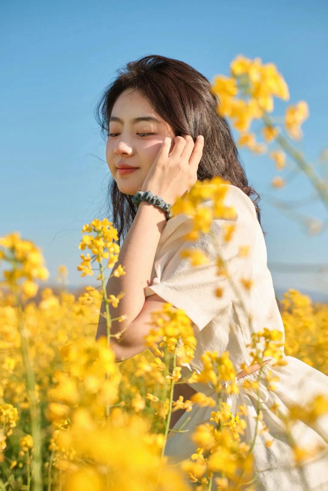 春天油菜花拍照技巧,光线、构图、焦距,学起来拍照很好看