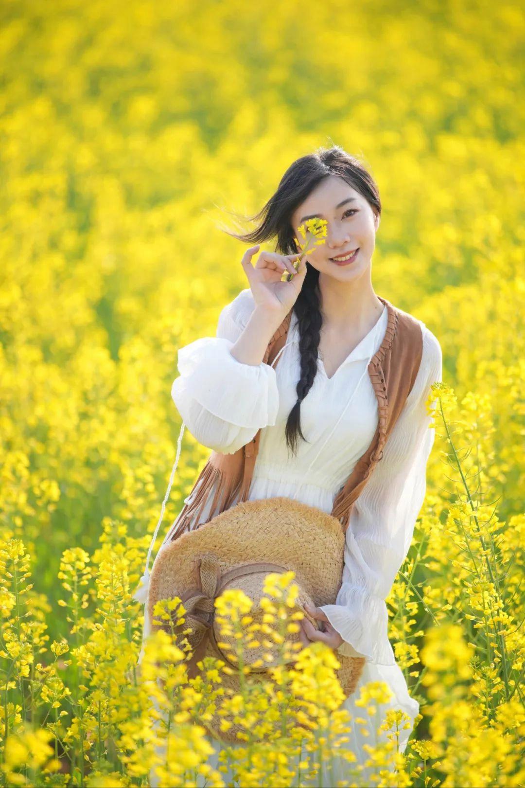 春天拍好油菜花,8个姿势可参考,这样拍照花美仁也美