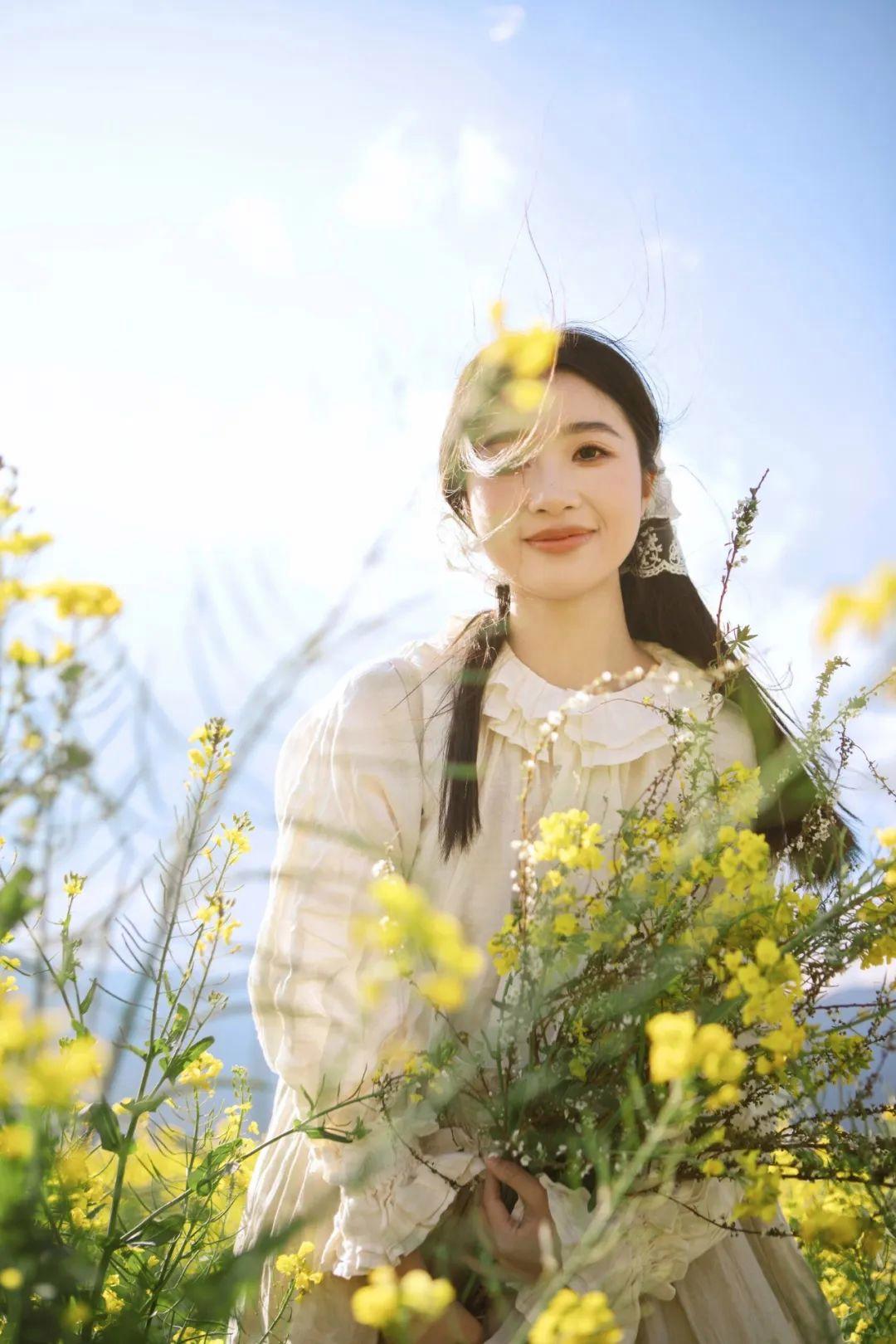 春天油菜花拍照技巧,光线、构图、焦距,学起来拍照很好看