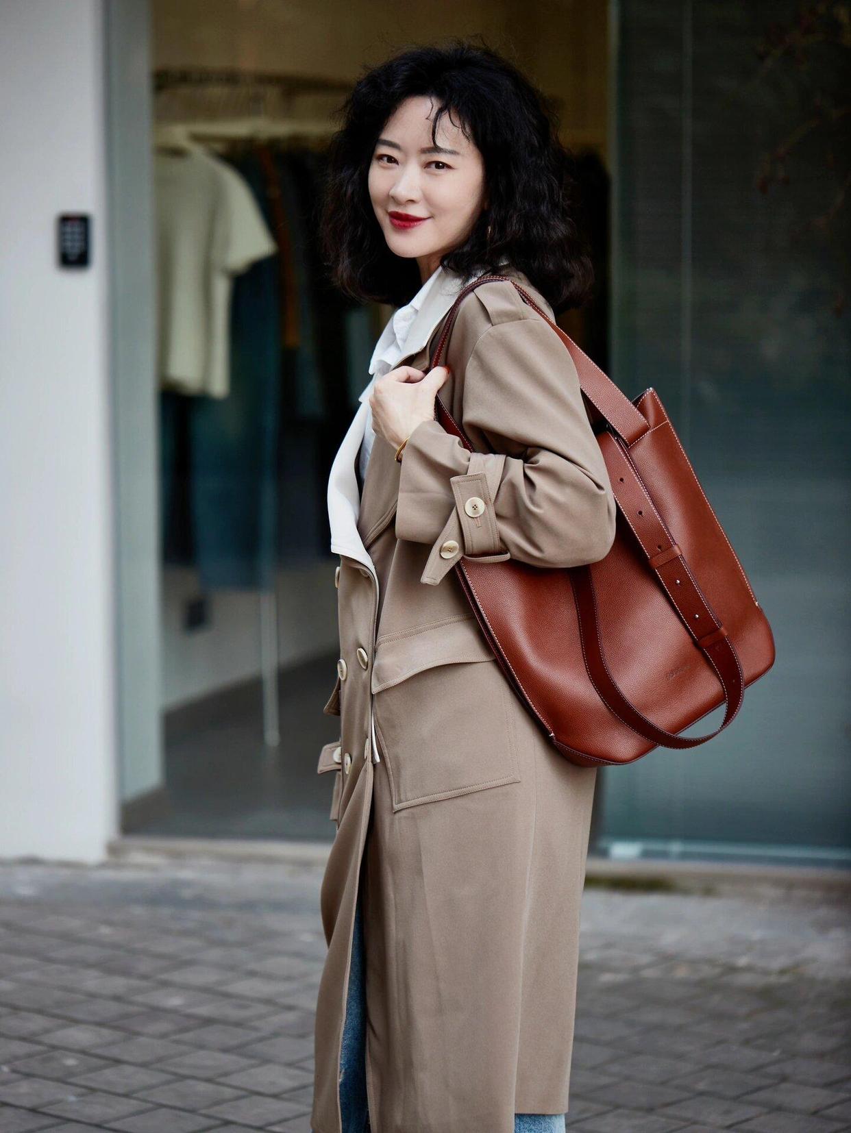 别比剪刀手,中年女士拍照,8个手部姿势上镜自然又优雅