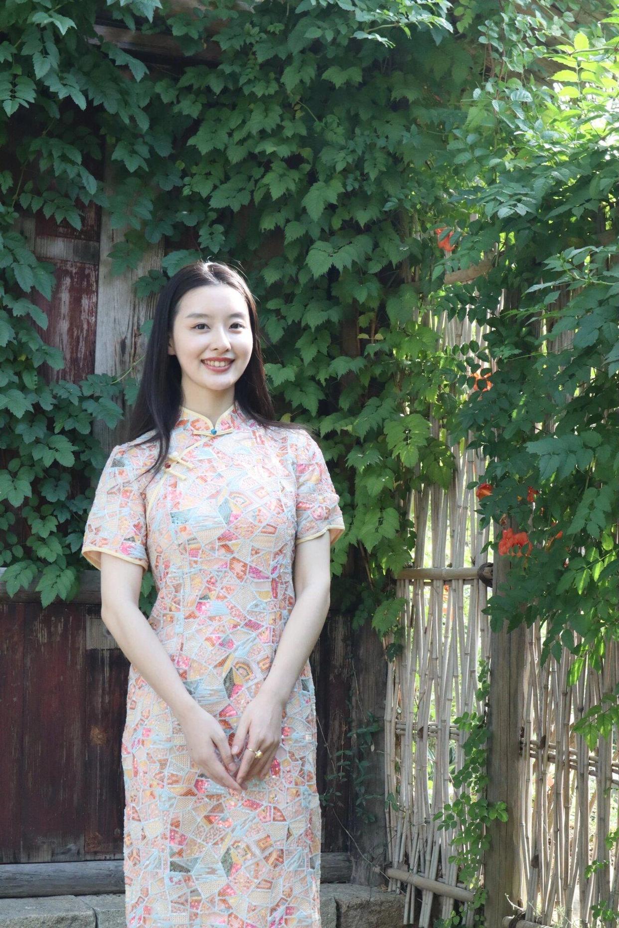 别比剪刀手,中年女士拍照,8个手部姿势上镜自然又优雅