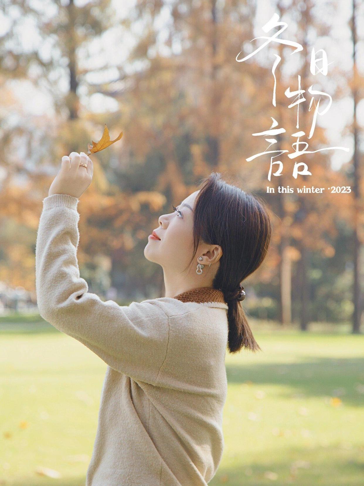 别比剪刀手,中年女士拍照,8个手部姿势上镜自然又优雅