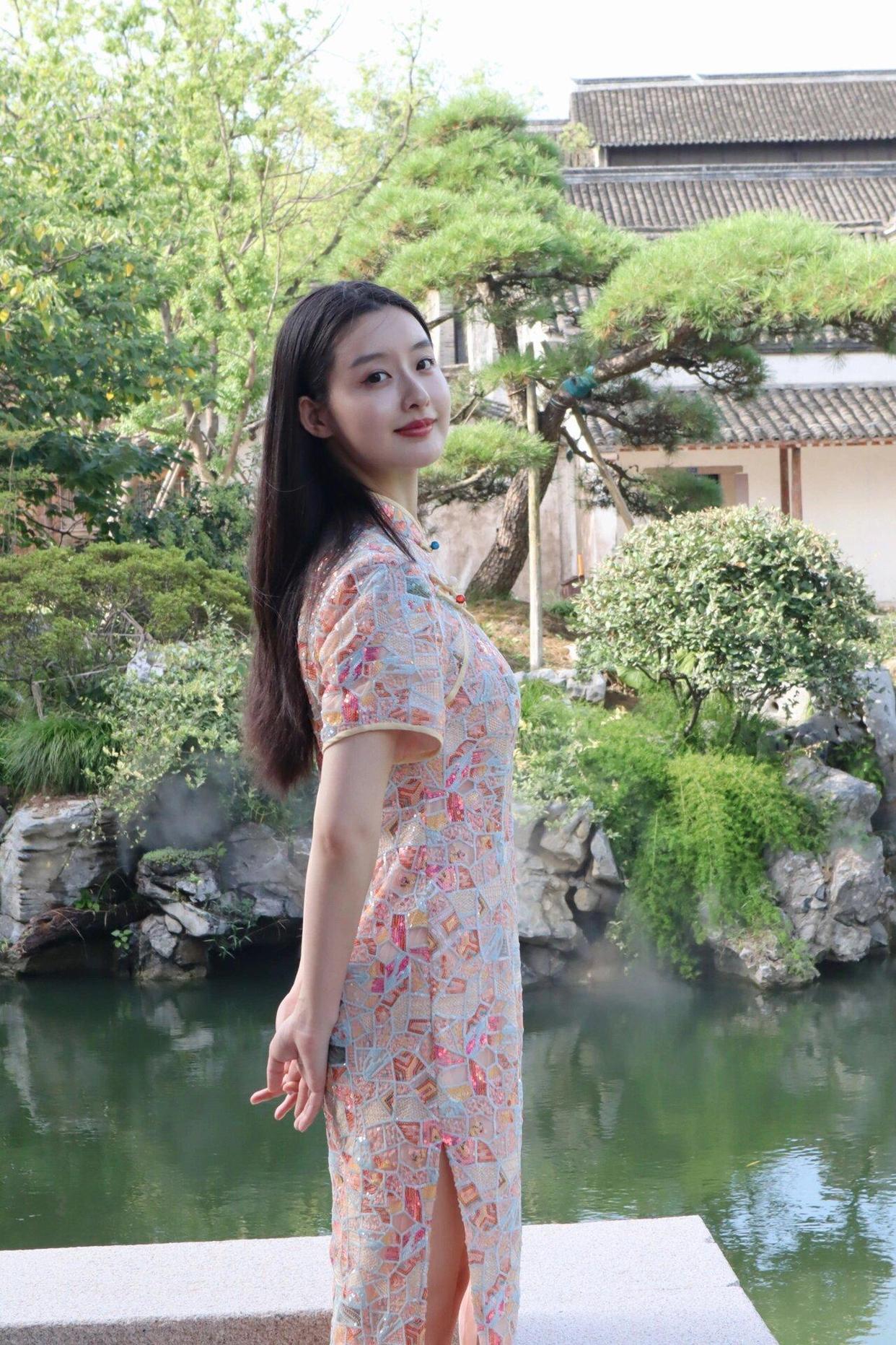 别比剪刀手,中年女士拍照,8个手部姿势上镜自然又优雅