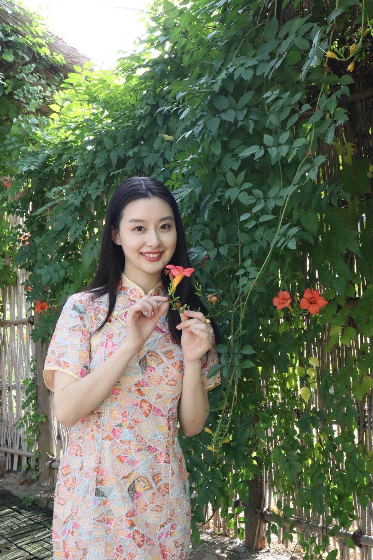 别比剪刀手,中年女士拍照,8个手部姿势上镜自然又优雅