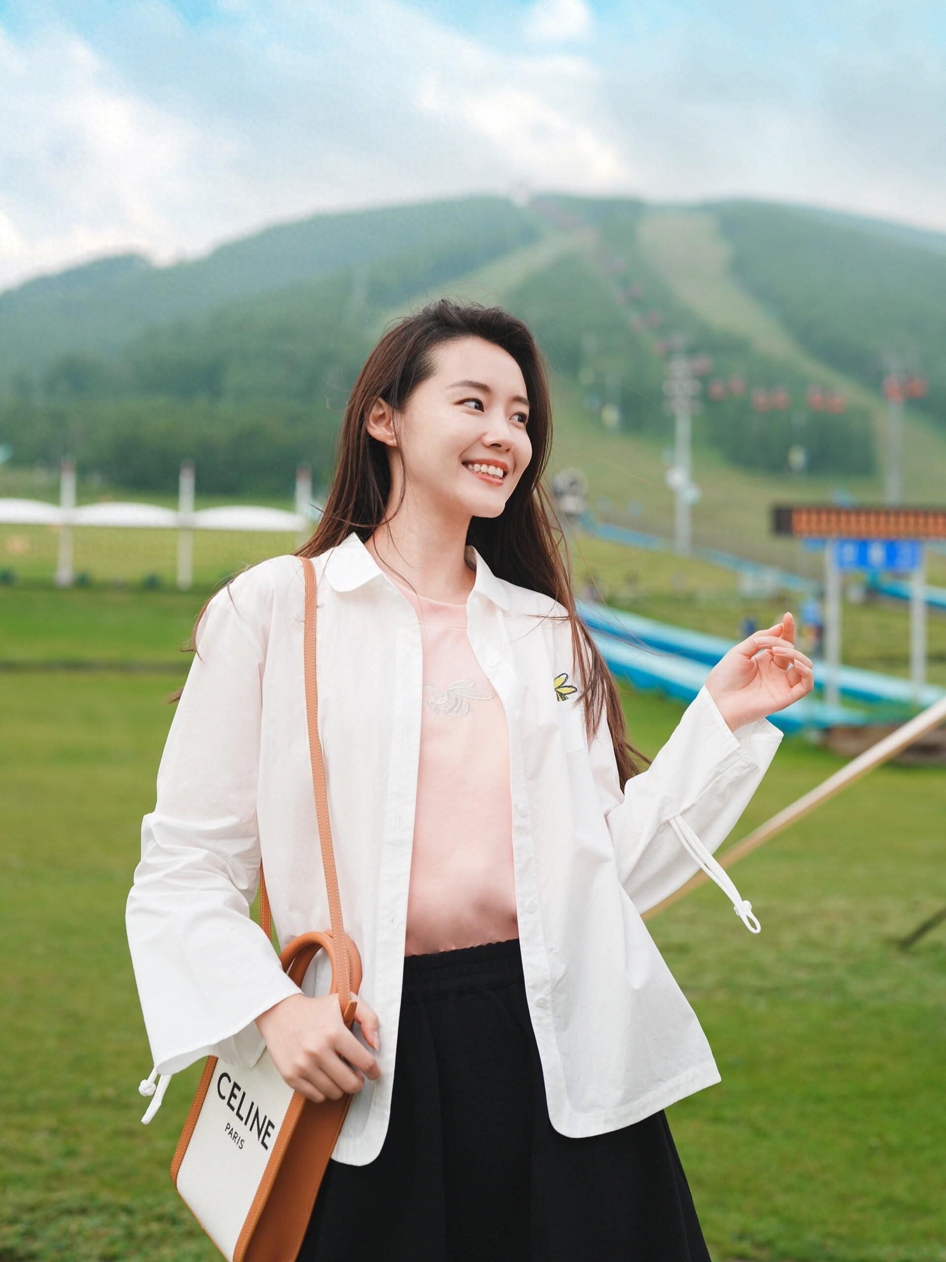 单人拍照姿势,学好这8个,一个人随便拍都美美的