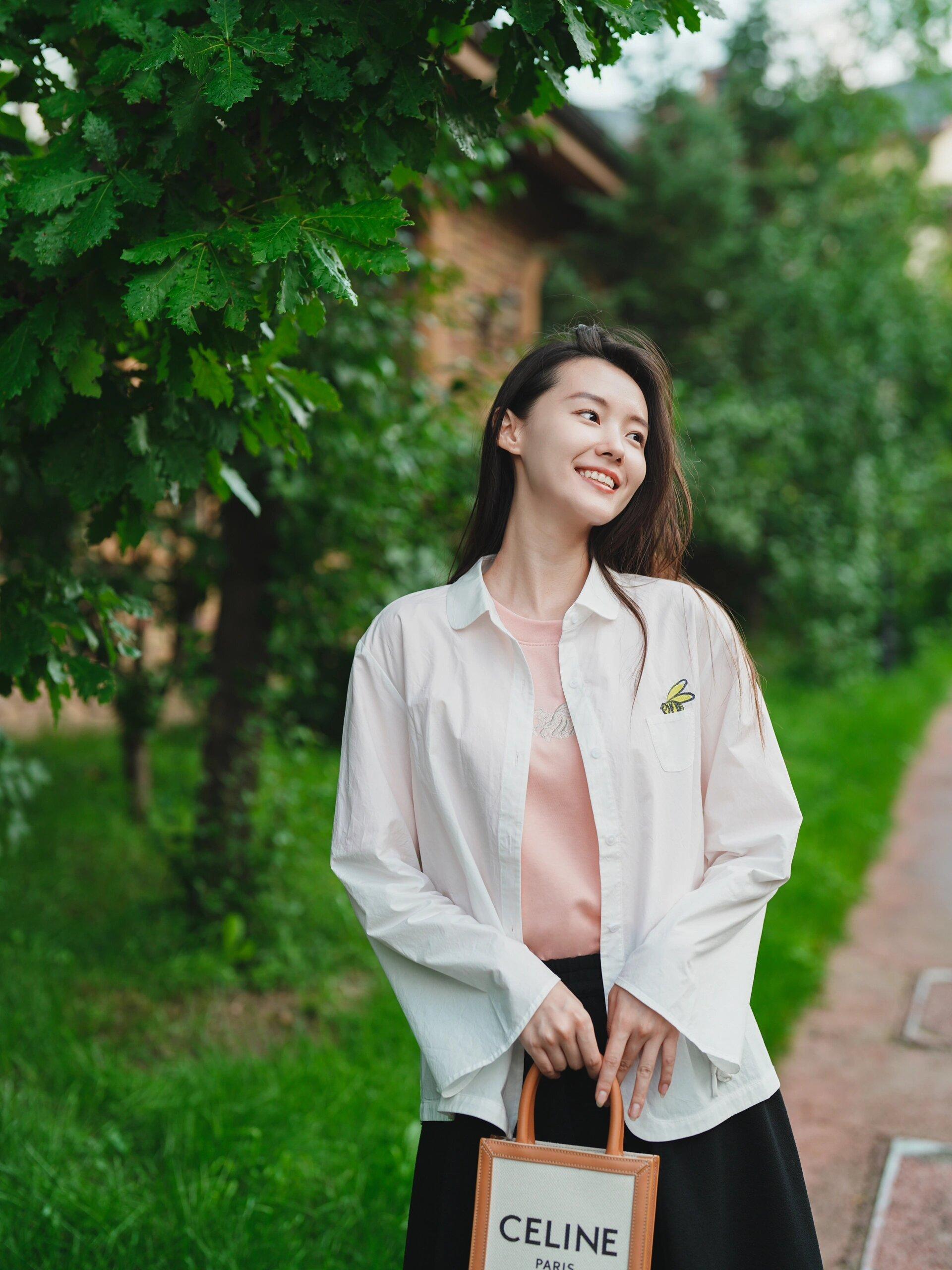 单人拍照姿势,学好这8个,一个人随便拍都美美的