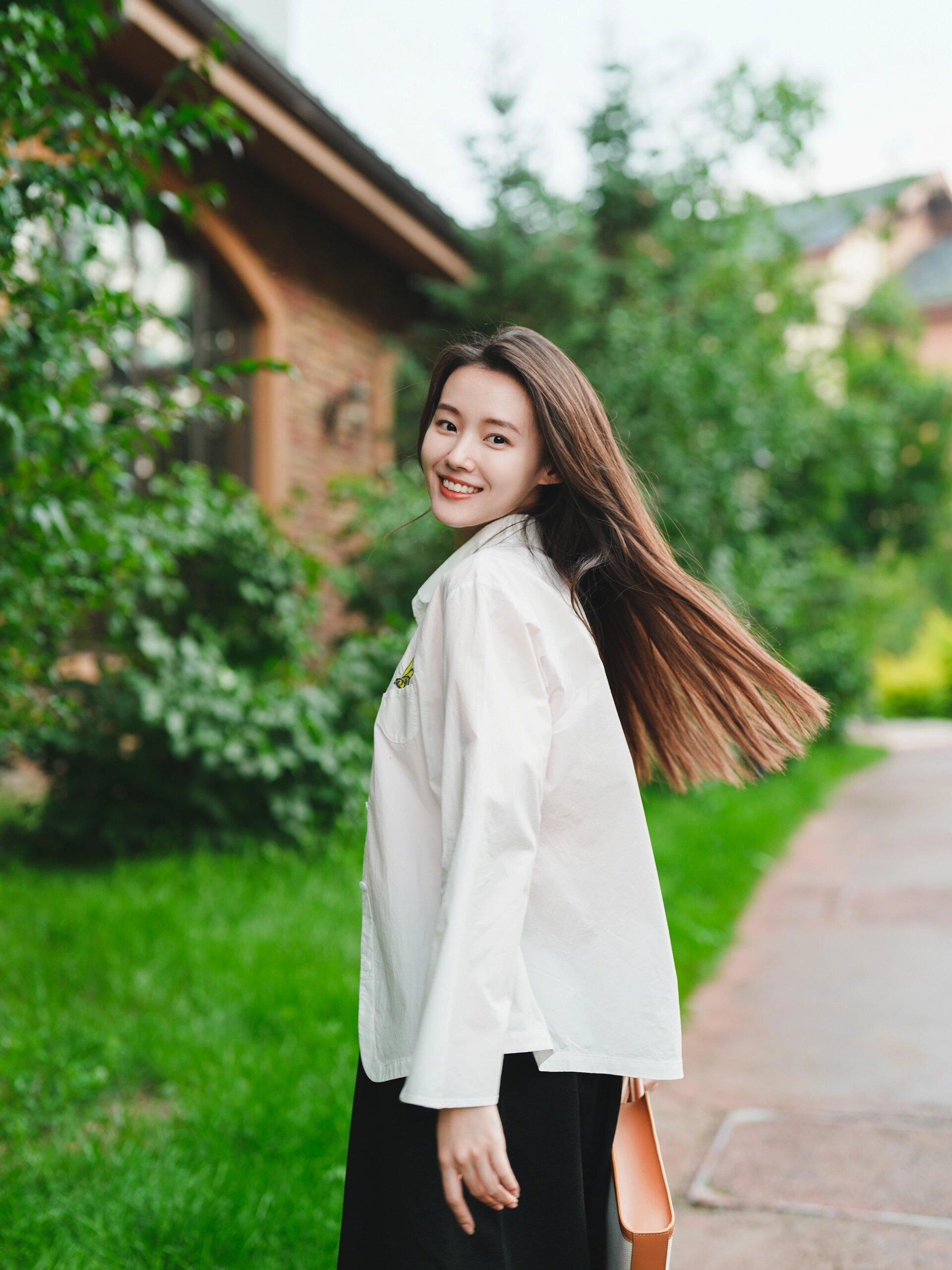 单人拍照姿势,学好这8个,一个人随便拍都美美的