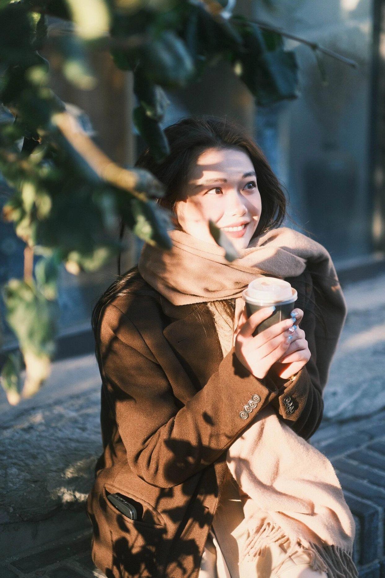 冬天拍照,7个拍照姿势可以学,这样拍照氛围感满满