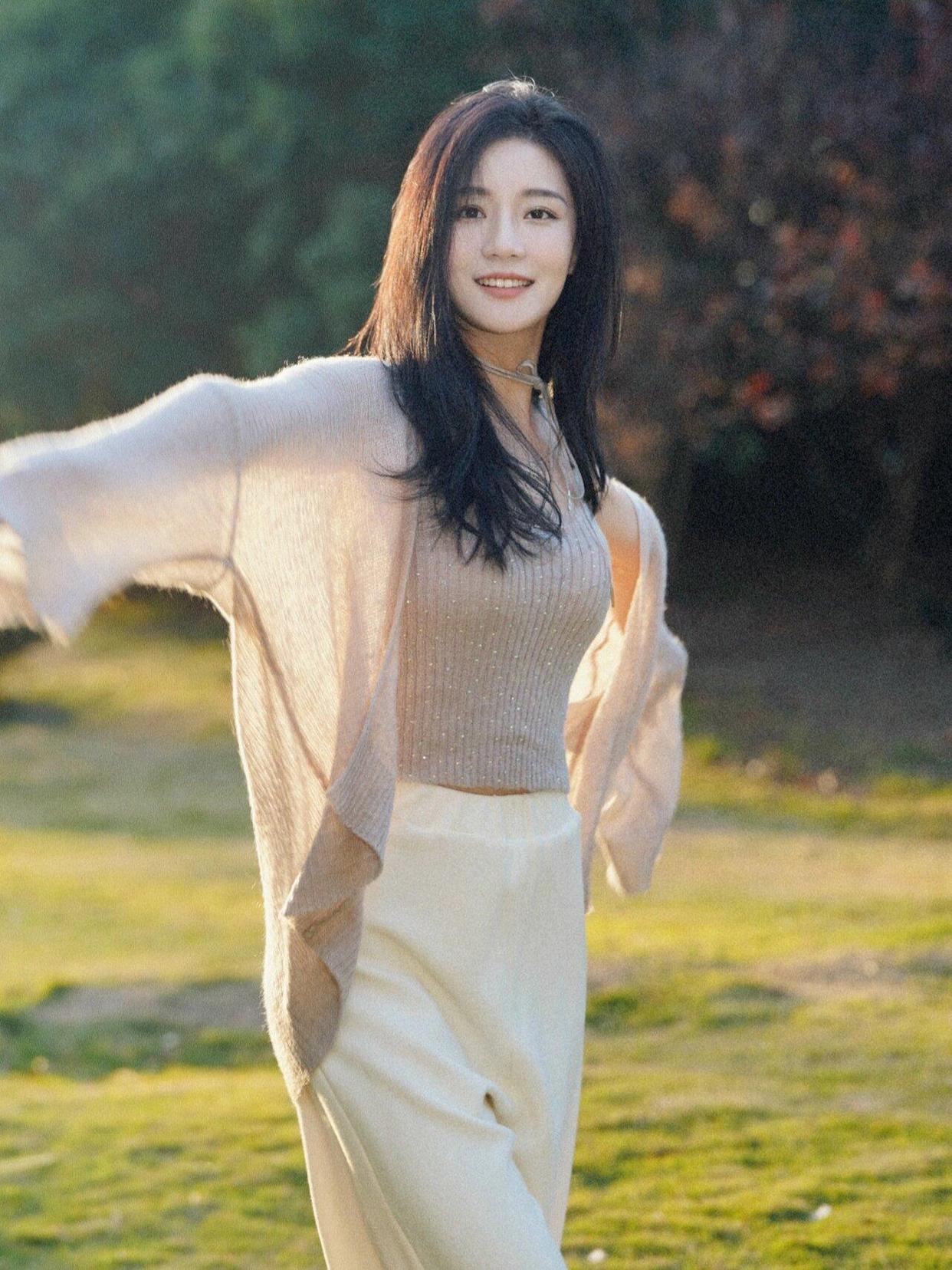 怎么拍照自然,姿势这样摆,照片这样拍,好看又出圈