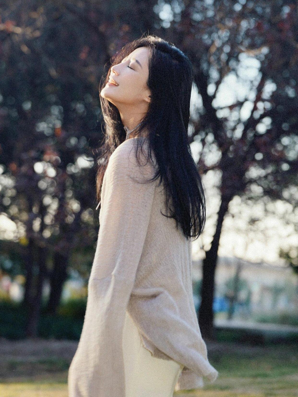 怎么拍照自然,姿势这样摆,照片这样拍,好看又出圈