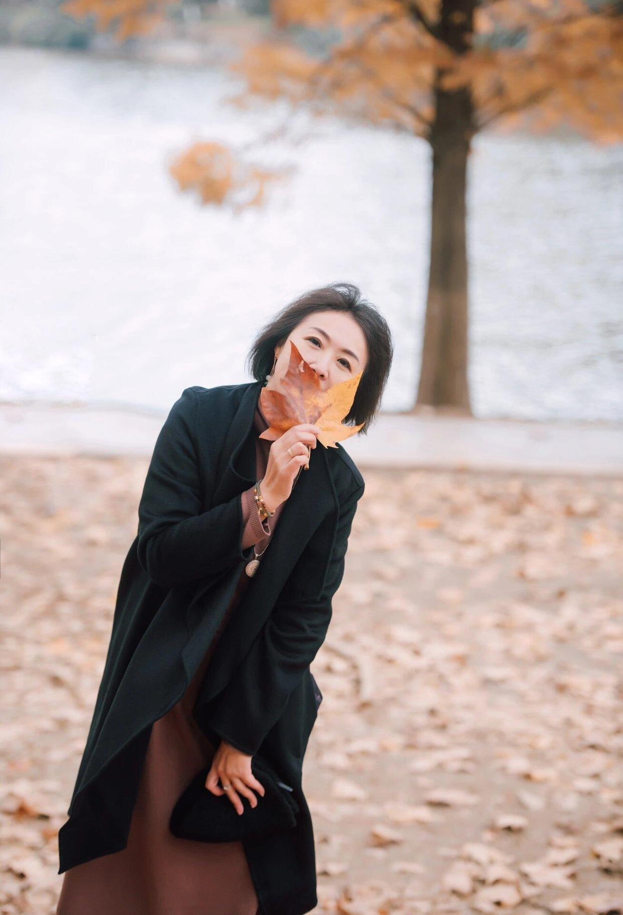 中年女士拍照,9个姿势,简约好学,拍照优雅自然有气质