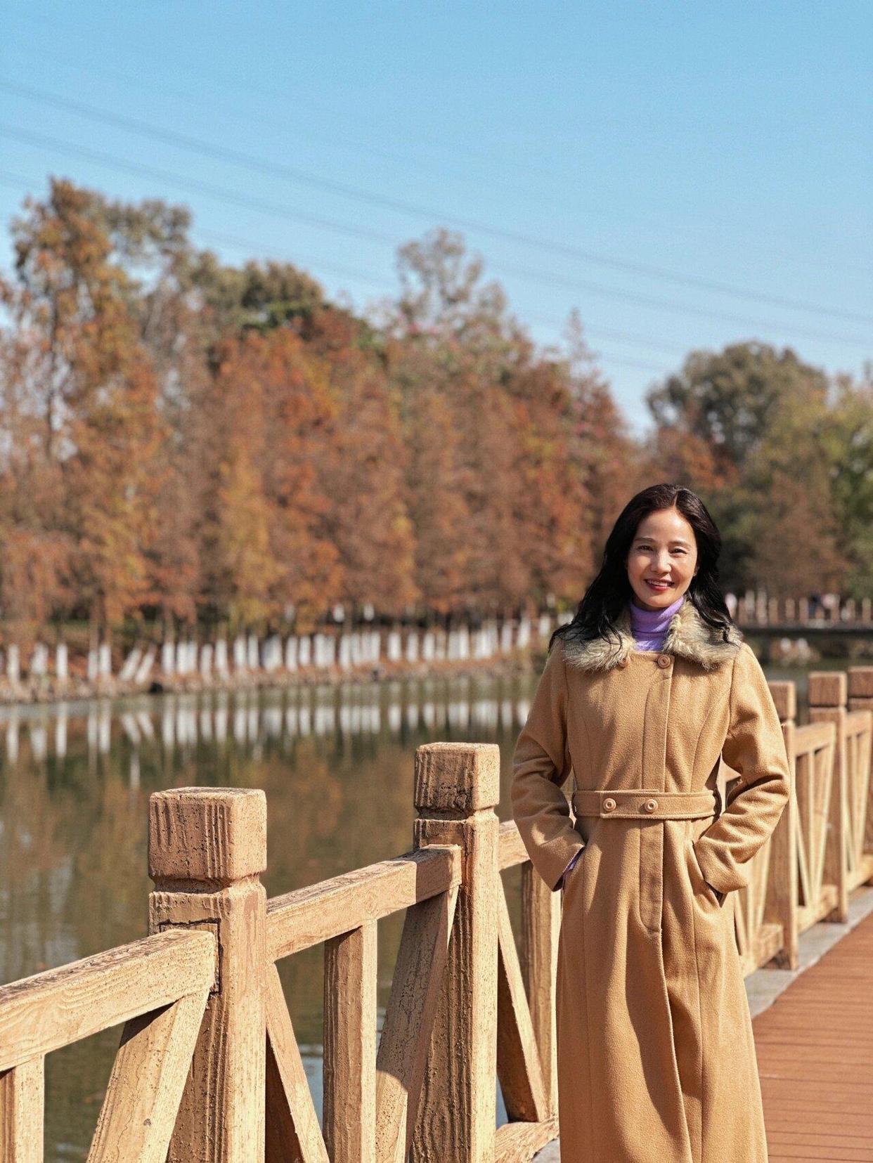 中年女士拍照,9个姿势,简约好学,拍照优雅自然有气质