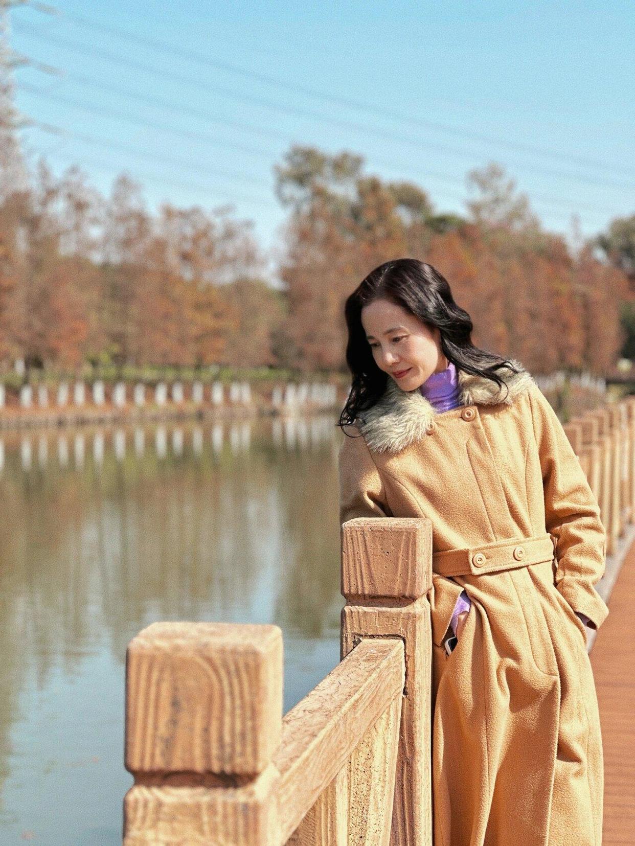 中年女士拍照,9个姿势,简约好学,拍照优雅自然有气质