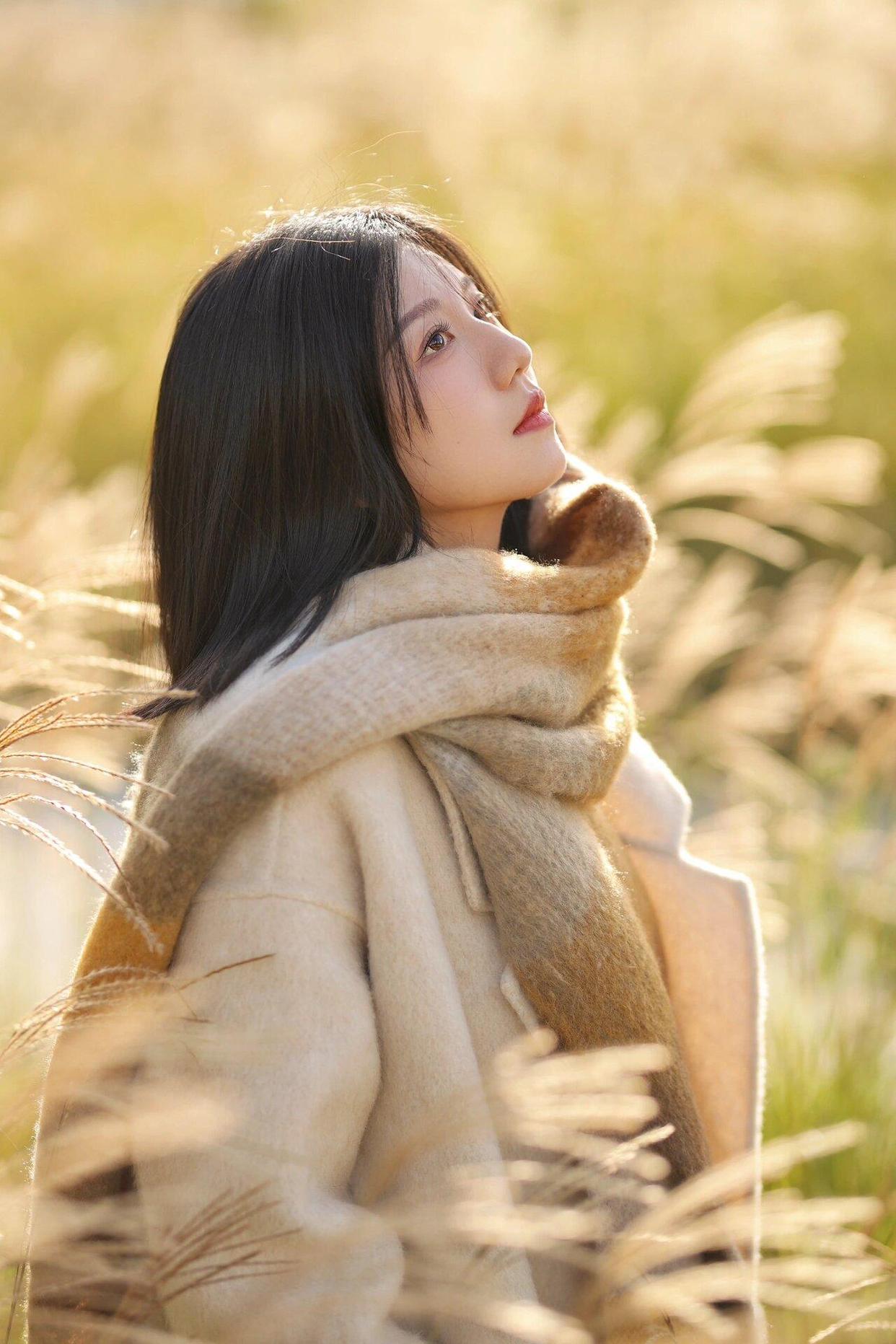 适合单人拍照的8个姿势,简约不做作,拍出各种美