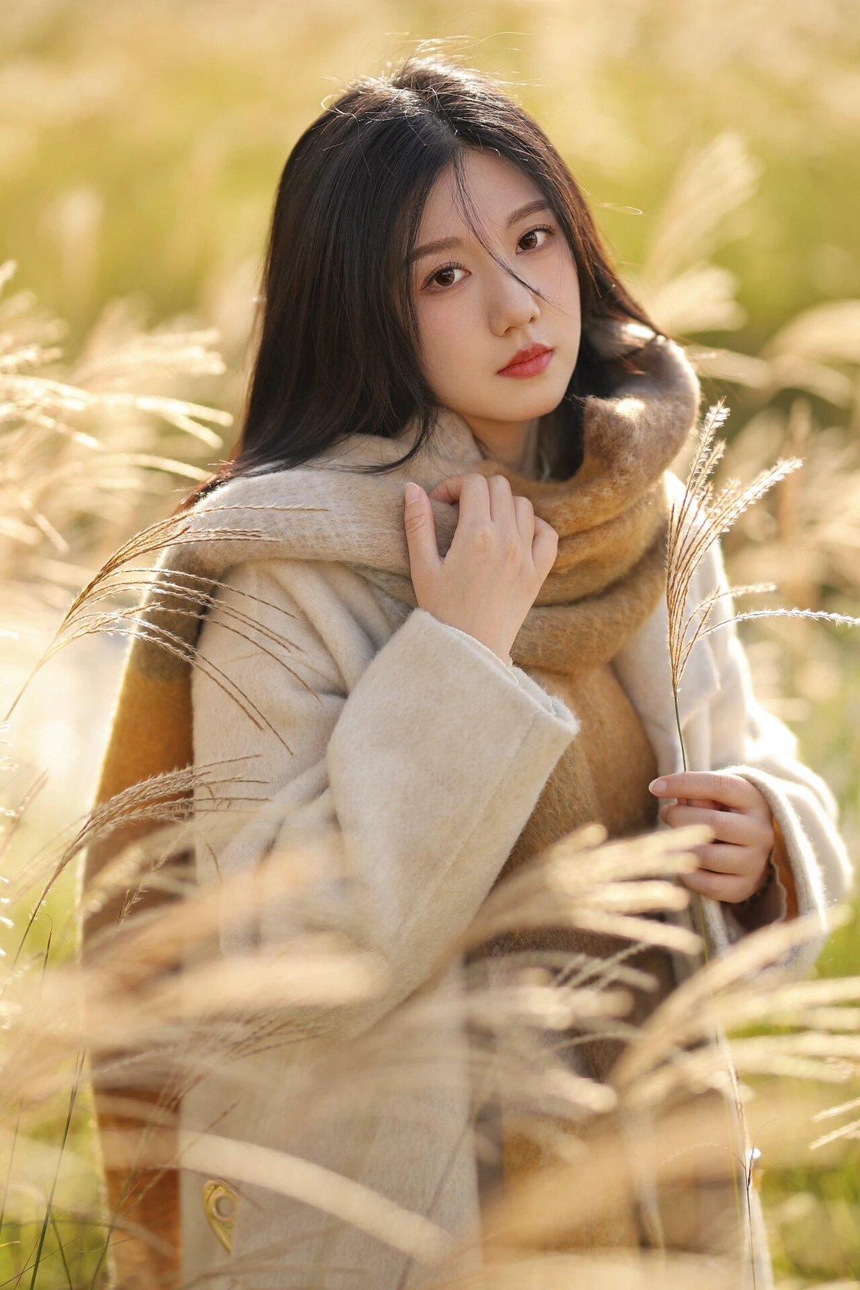 适合单人拍照的8个姿势,简约不做作,拍出各种美