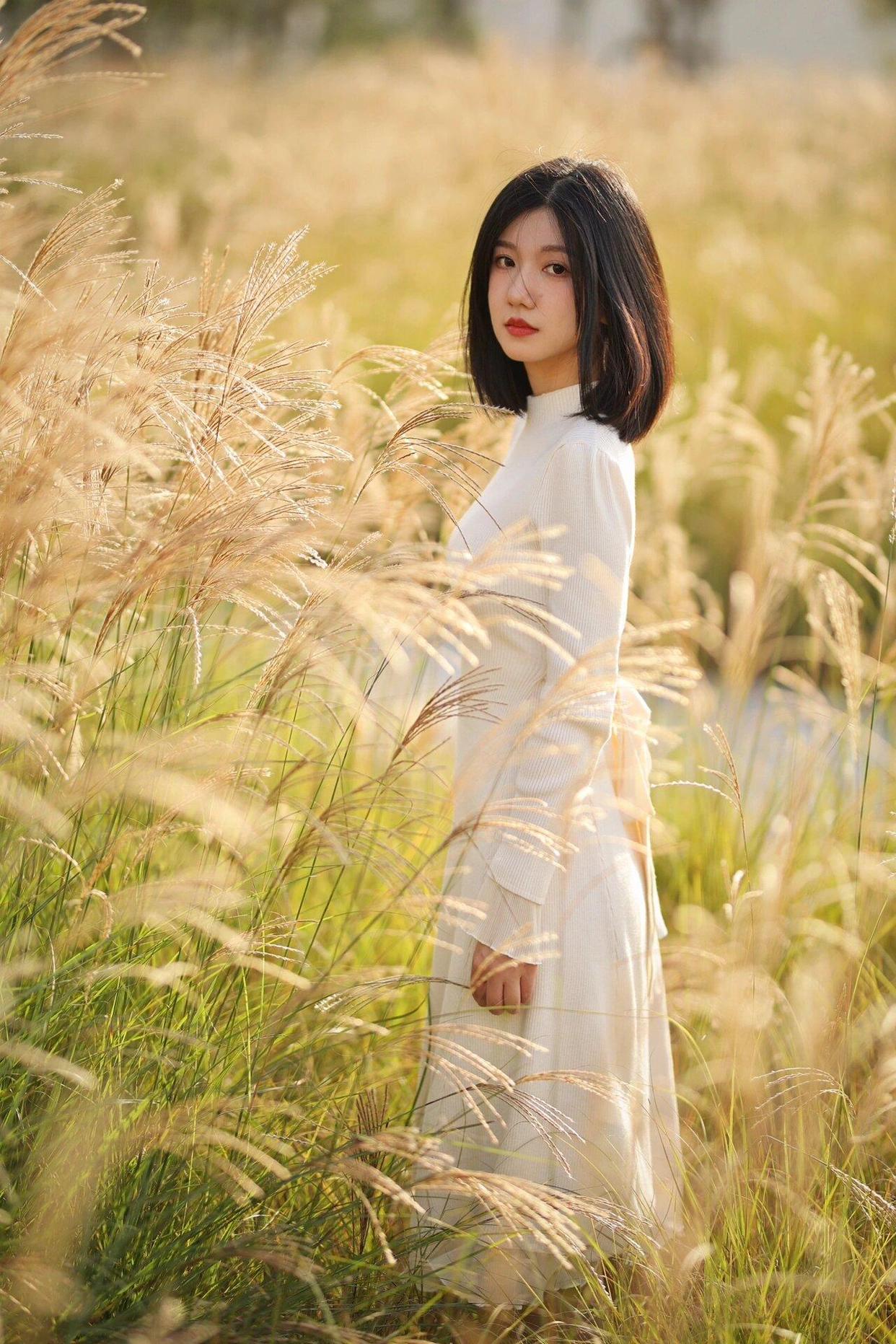 适合单人拍照的8个姿势,简约不做作,拍出各种美