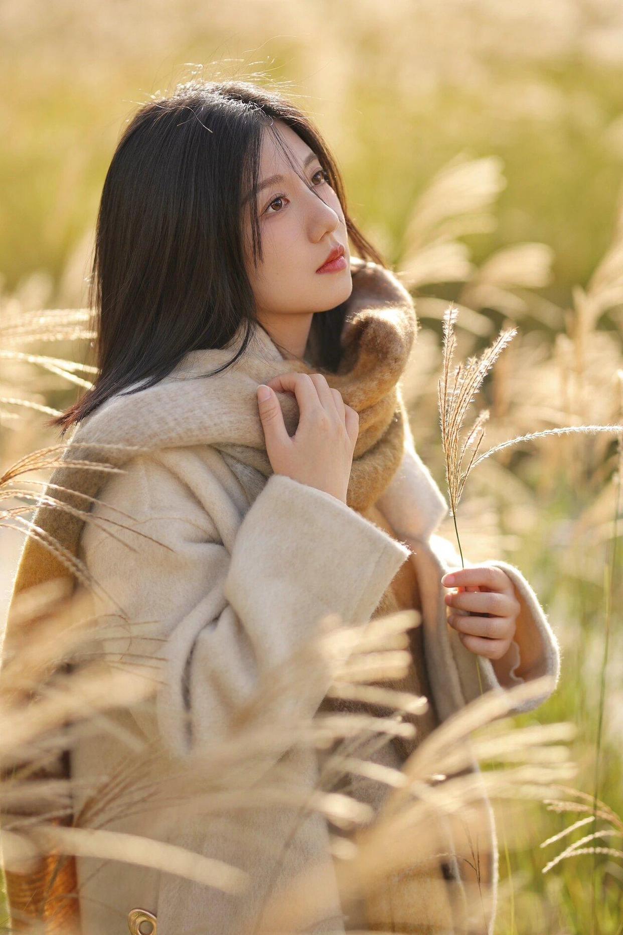 适合单人拍照的8个姿势,简约不做作,拍出各种美