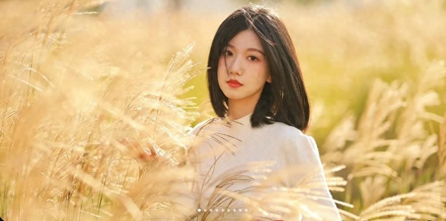 适合单人拍照的8个姿势,简约不做作,拍出各种美