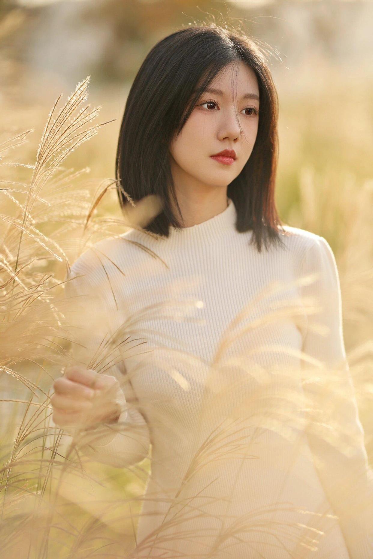 适合单人拍照的8个姿势,简约不做作,拍出各种美