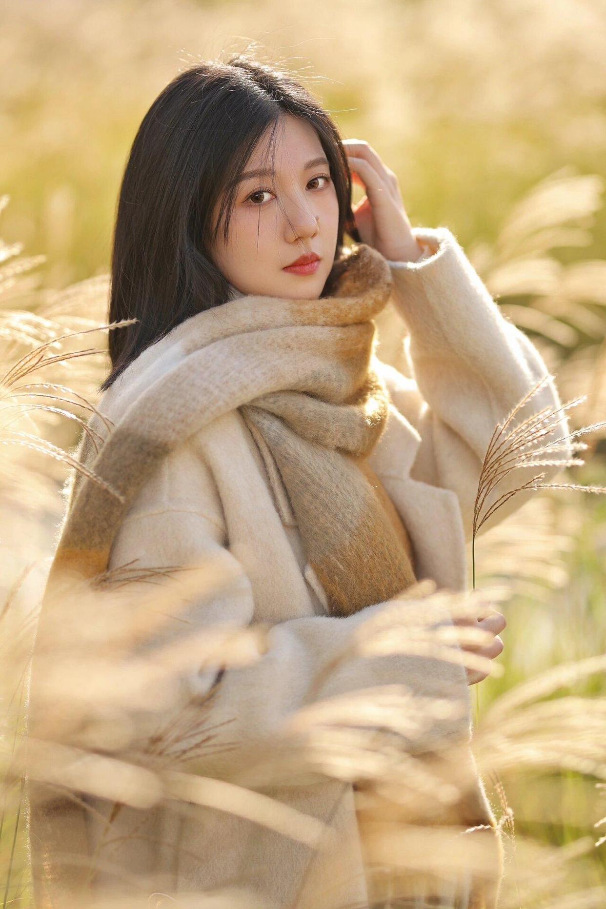 适合单人拍照的8个姿势,简约不做作,拍出各种美