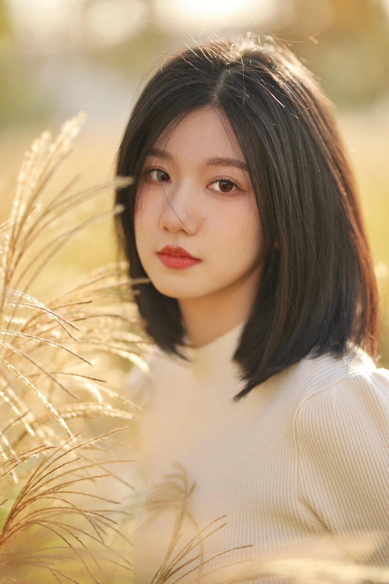 适合单人拍照的8个姿势,简约不做作,拍出各种美