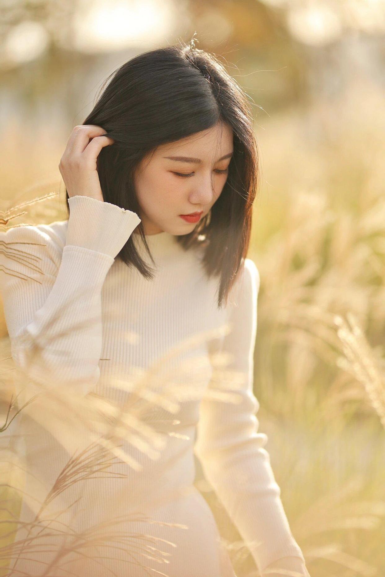 适合单人拍照的8个姿势,简约不做作,拍出各种美