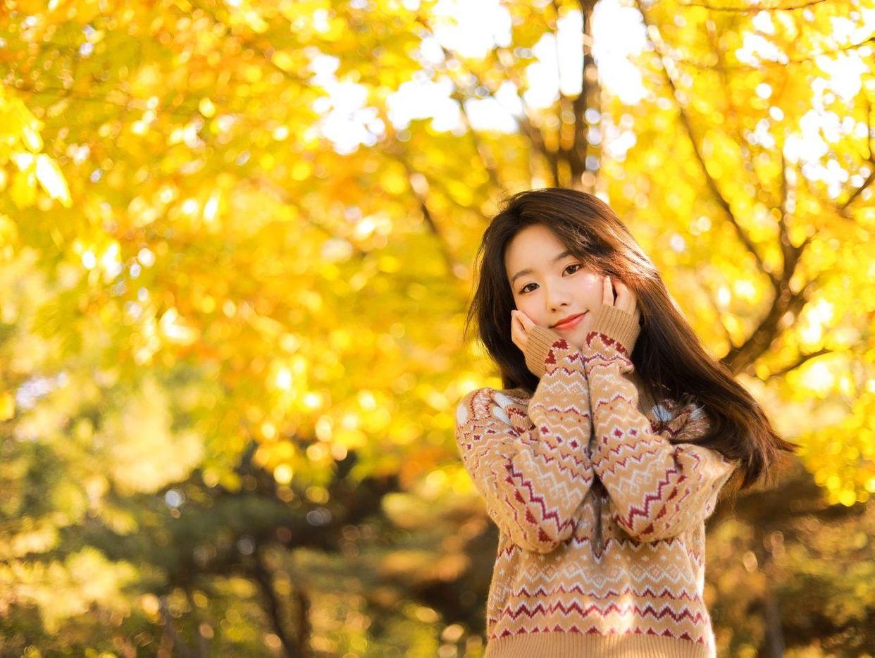 秋天怎么拍美照,8个姿势简单好学,拍出氛围感满满