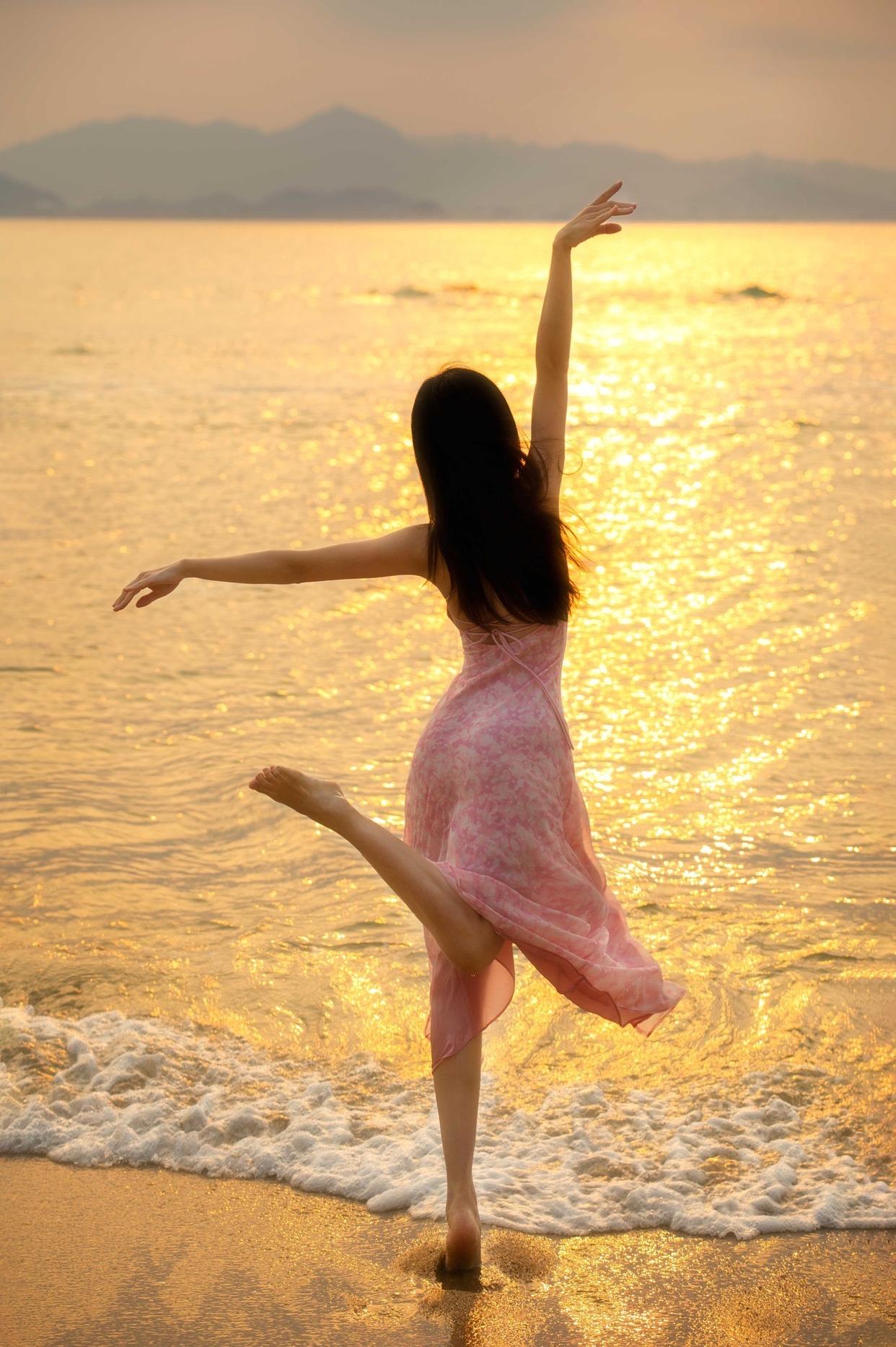 到海边拍人像照,姿势技巧学起来,拍出美美的海边人像很简单