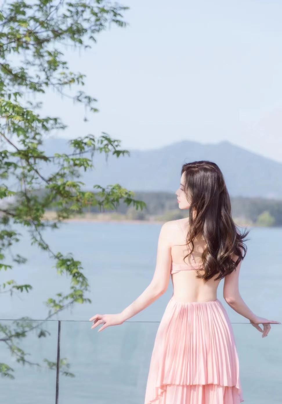 户外人像照这样拍,简单上镜不出错,拍照又美又自然