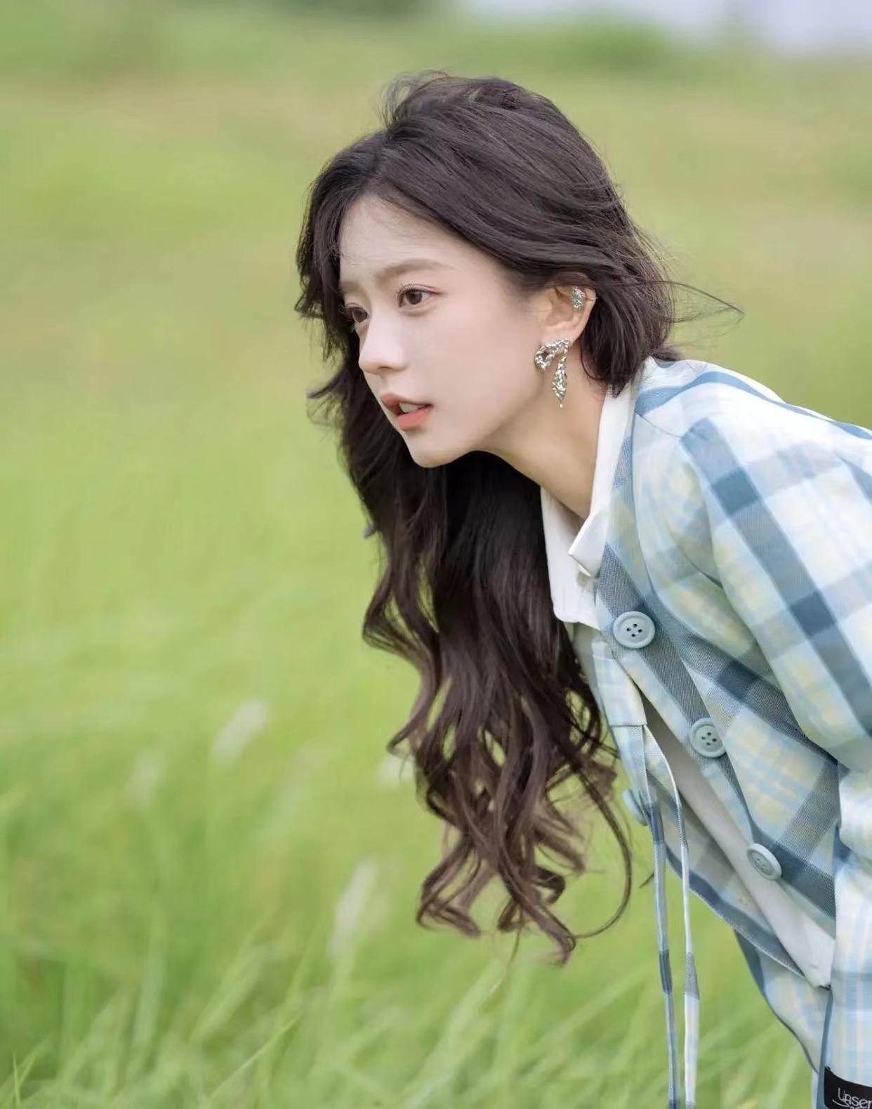 户外人像照这样拍,简单上镜不出错,拍照又美又自然