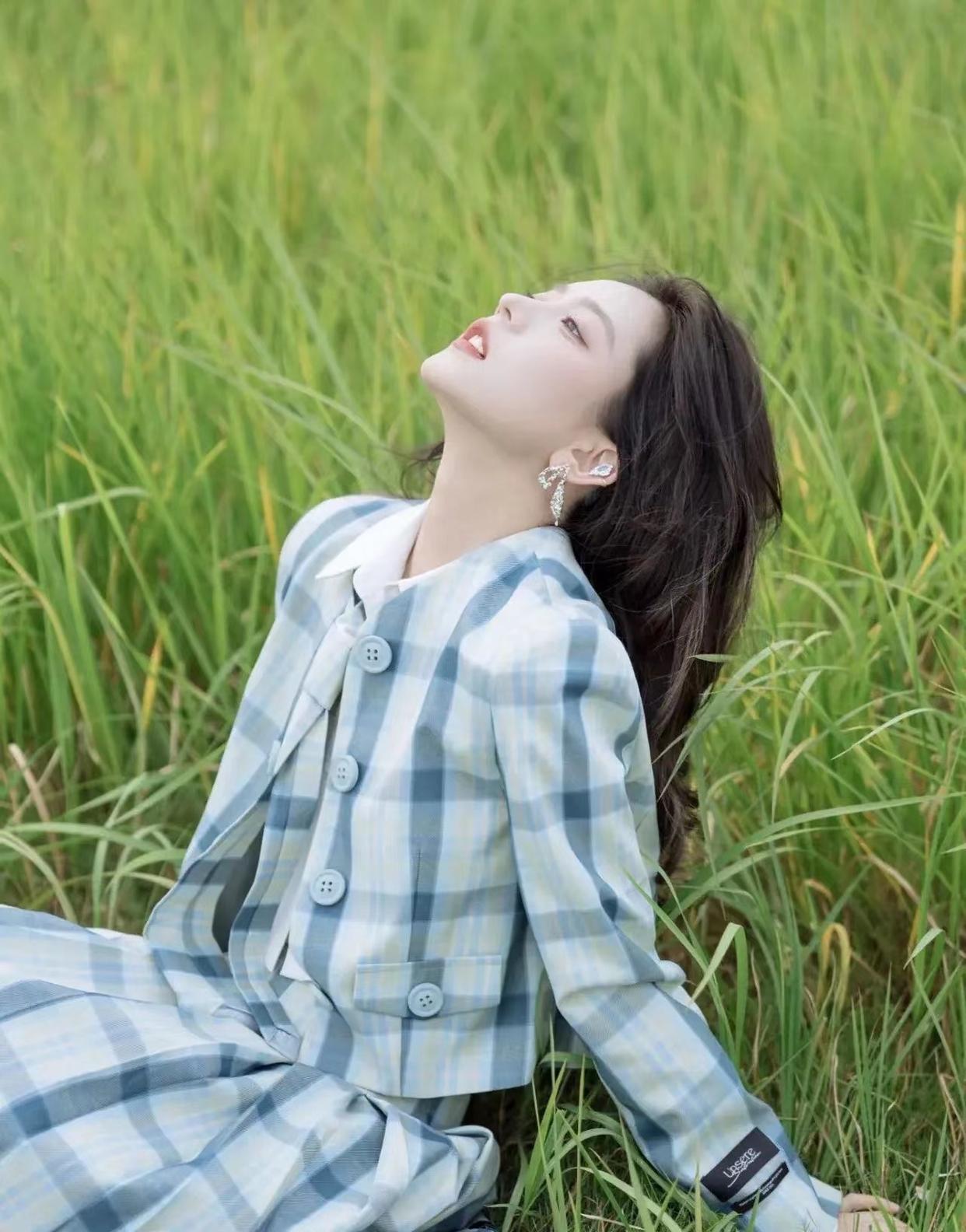 户外人像照这样拍,简单上镜不出错,拍照又美又自然