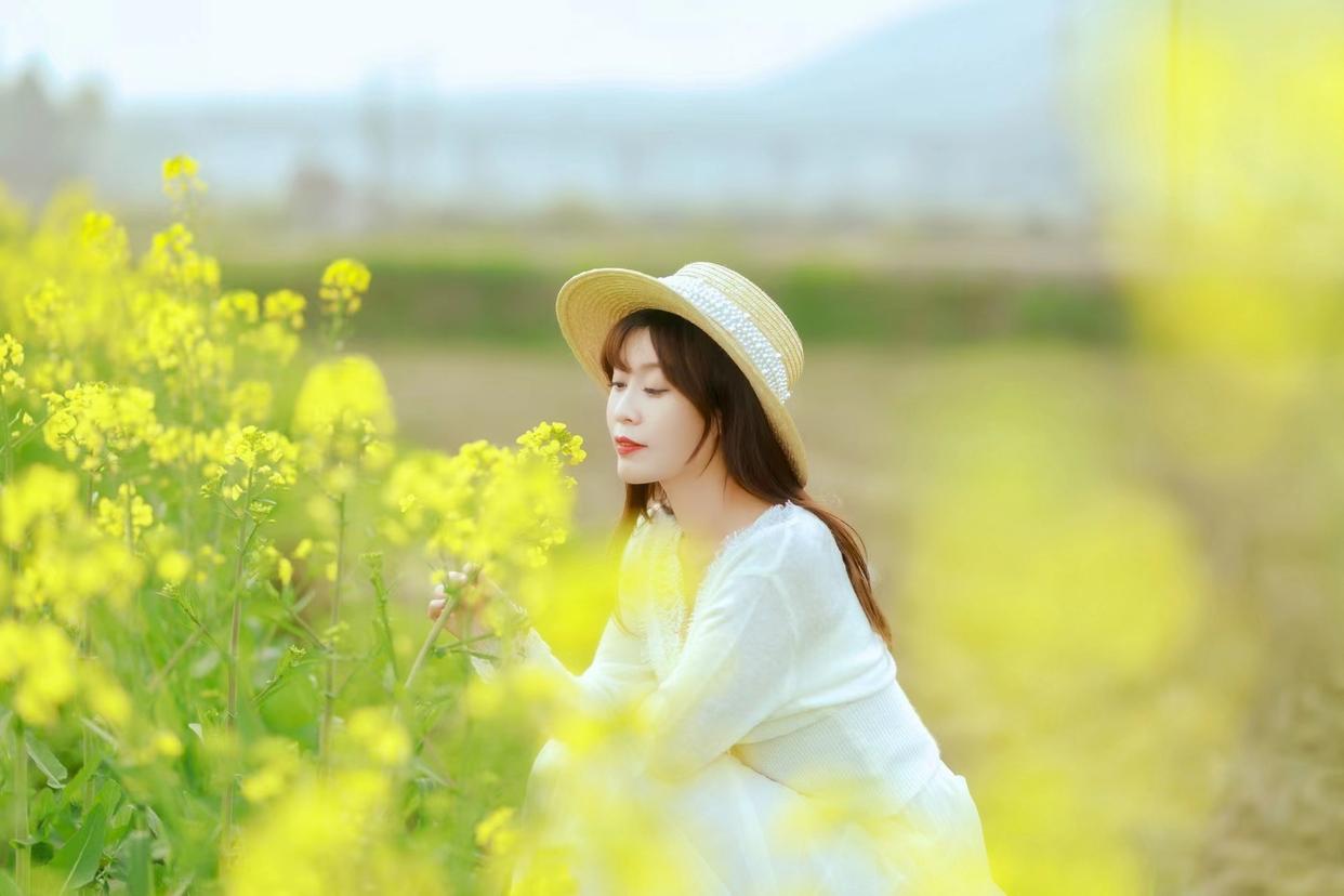 不懂怎么拍油菜花人像,学习10个技巧,人美画面也有氛围感