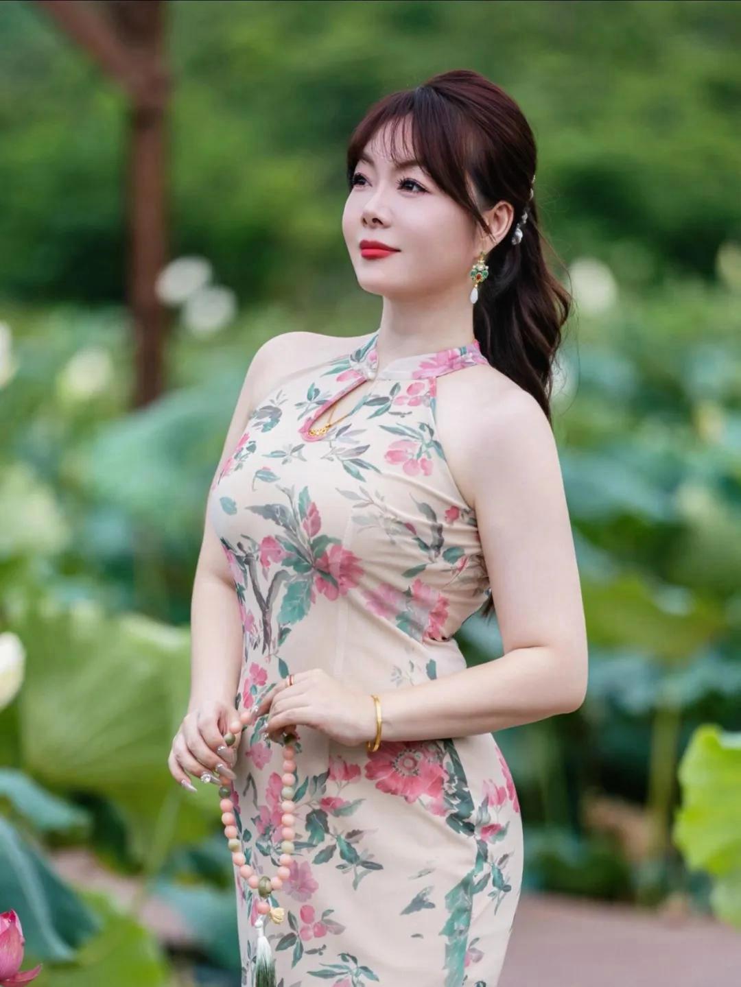 穿旗袍拍荷花,这样拍最出片|摄影师私藏动作指南