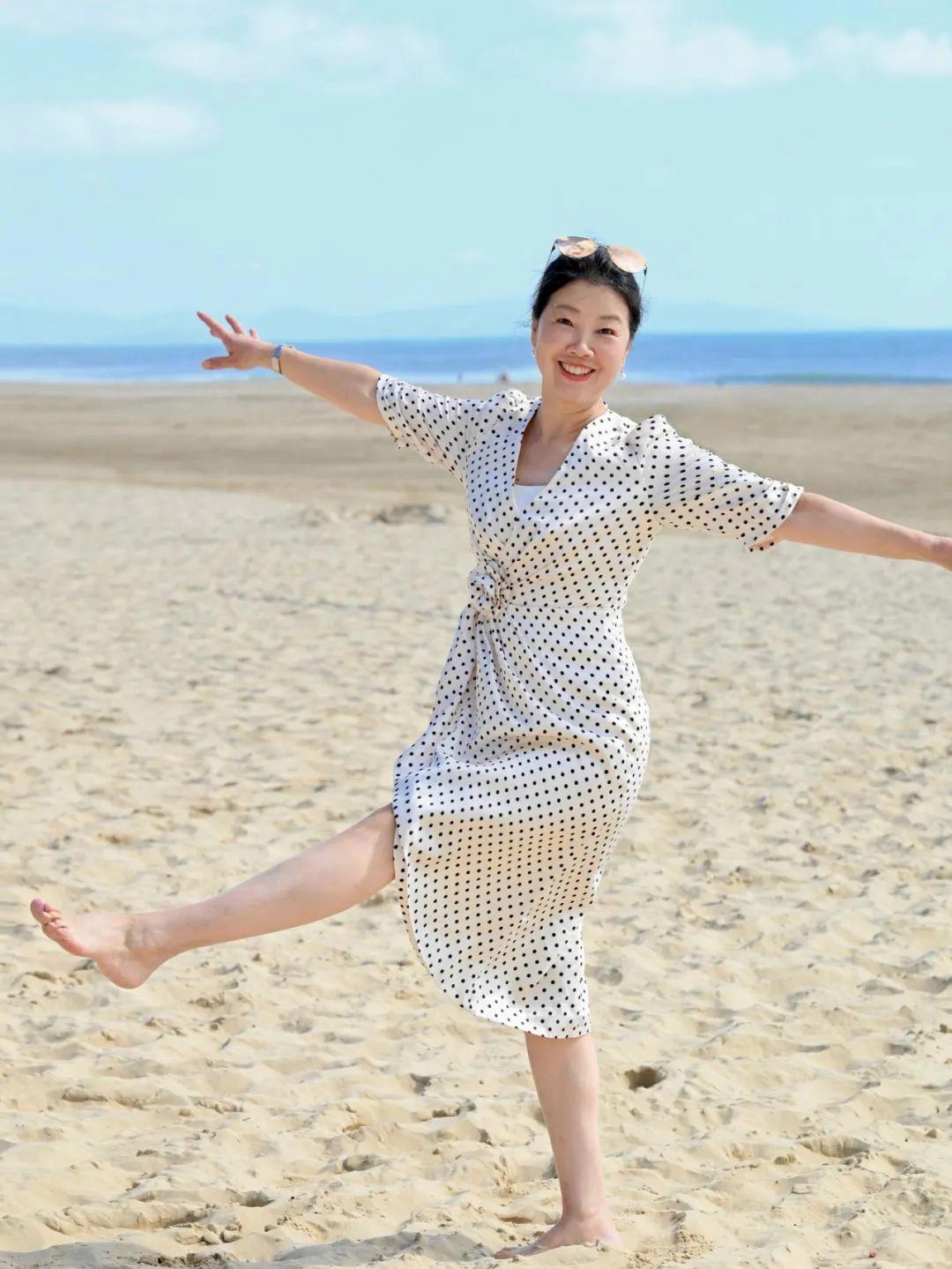 中年女士海边拍照,9个姿势,海边拍照气质优雅,出片又有氛围感