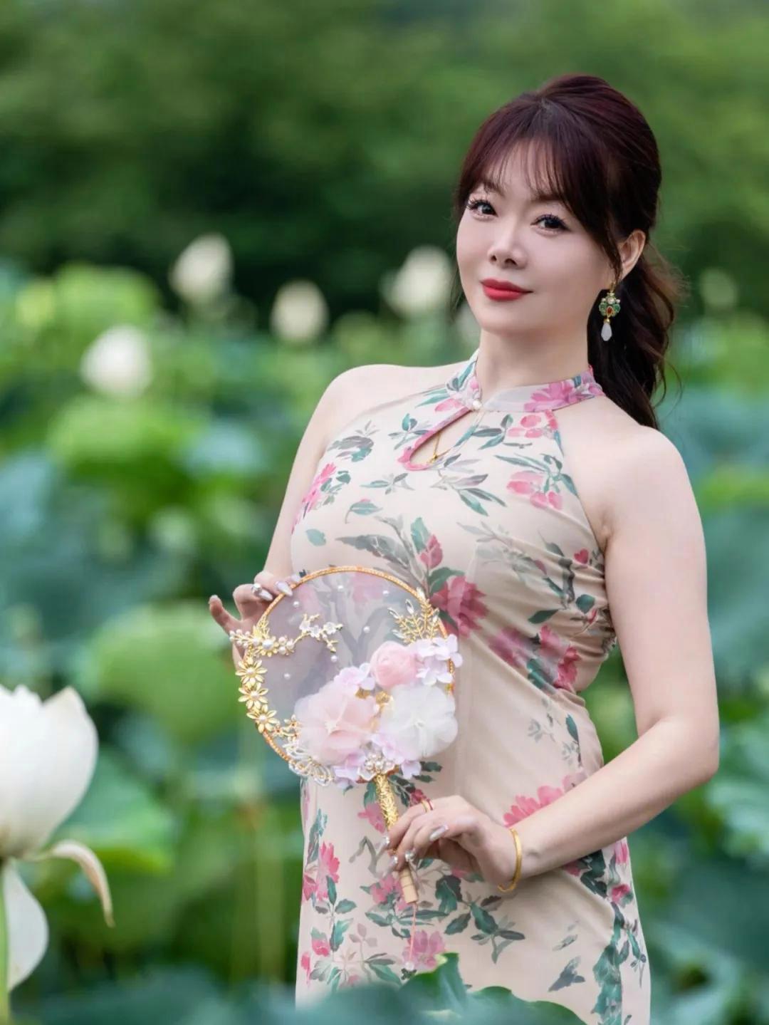 穿旗袍拍荷花,这样拍最出片|摄影师私藏动作指南