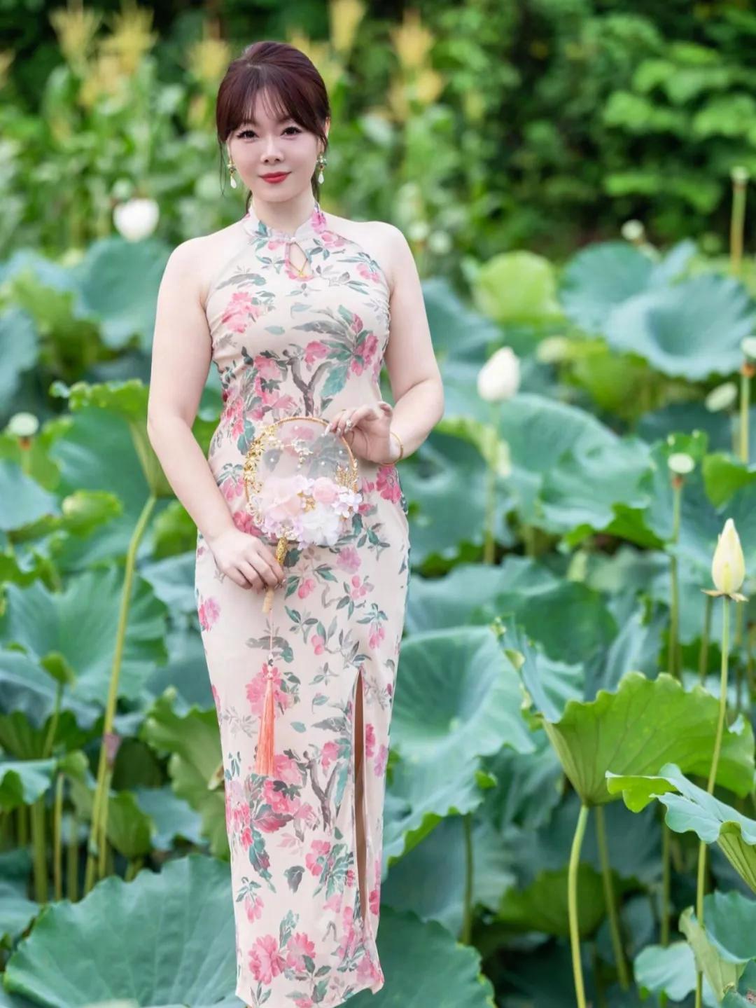 穿旗袍拍荷花,这样拍最出片|摄影师私藏动作指南