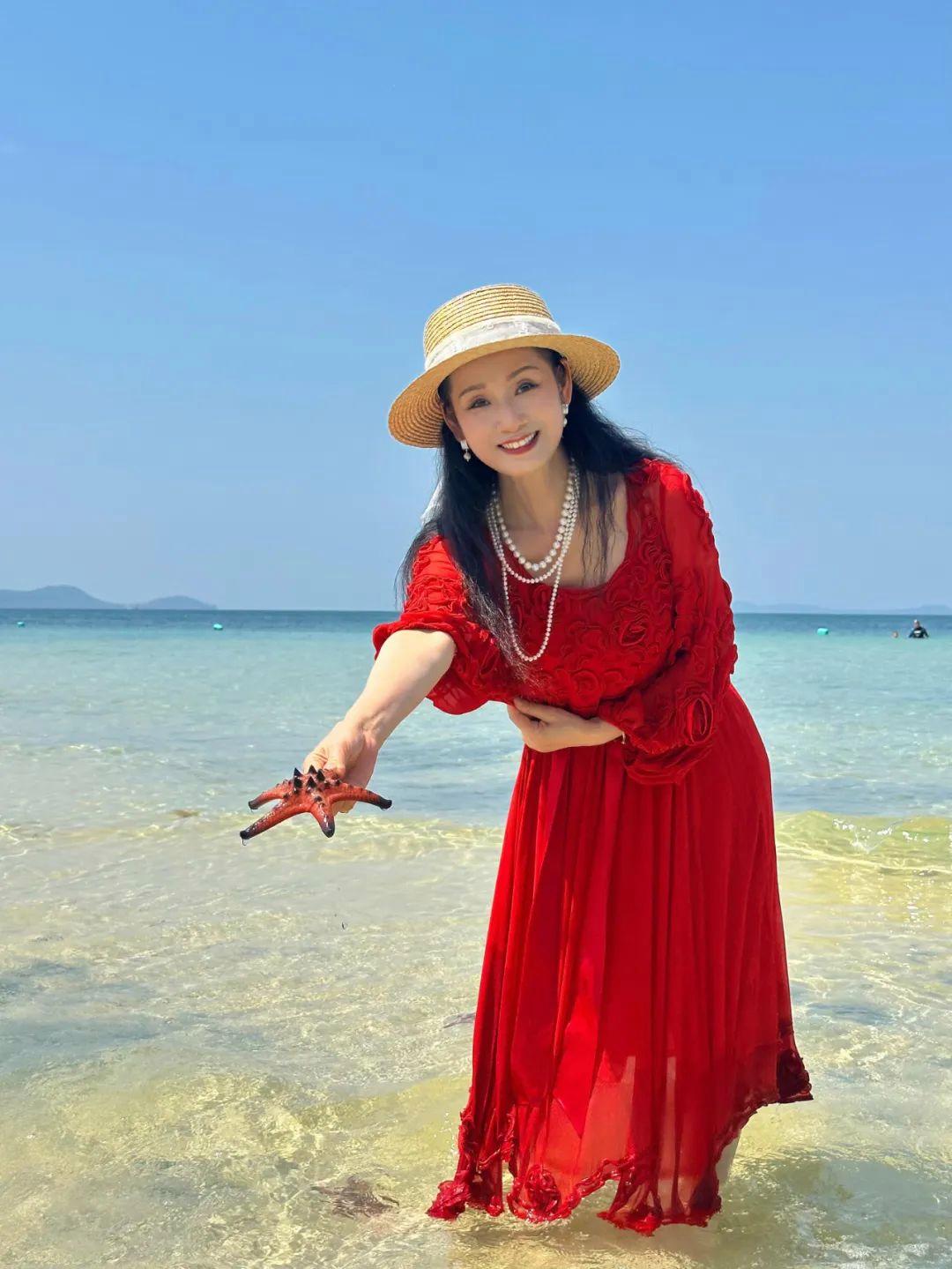 中年女士海边拍照,9个姿势,海边拍照气质优雅,出片又有氛围感