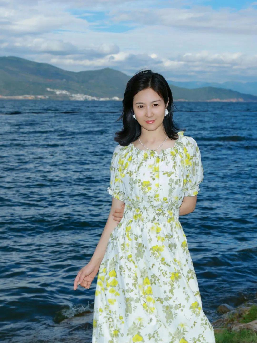 中年女士海边拍照,9个姿势,海边拍照气质优雅,出片又有氛围感