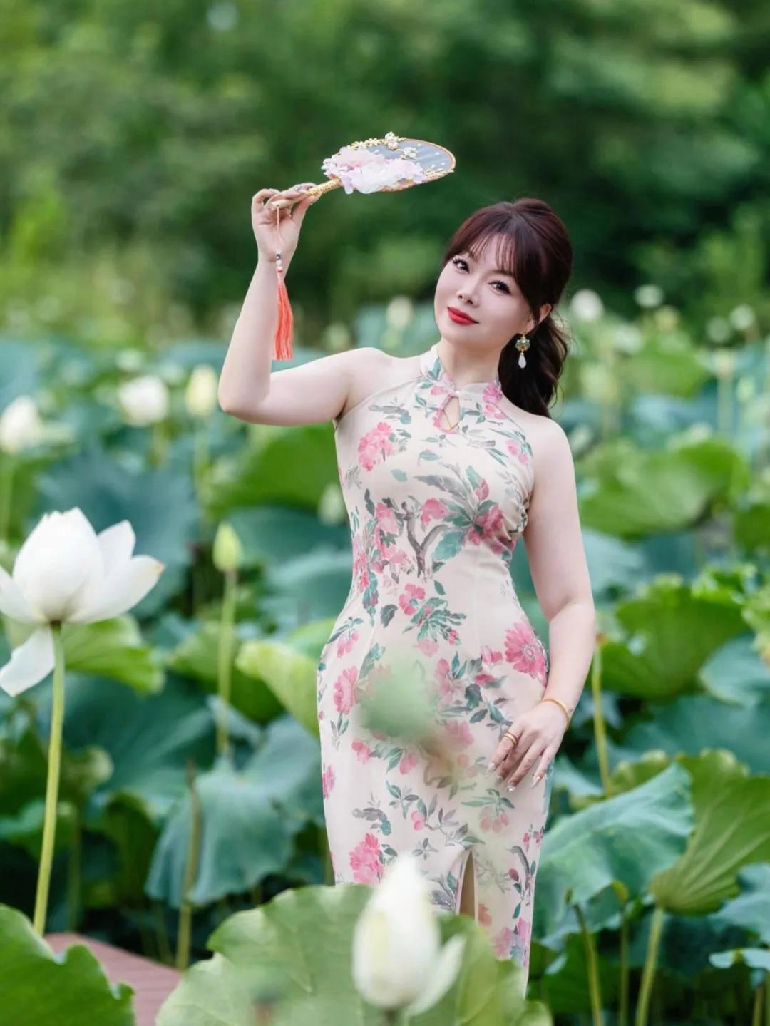 穿旗袍拍荷花,这样拍最出片|摄影师私藏动作指南