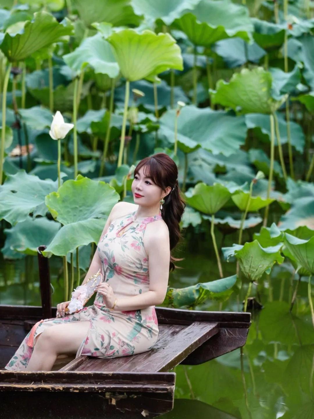 穿旗袍拍荷花,这样拍最出片|摄影师私藏动作指南