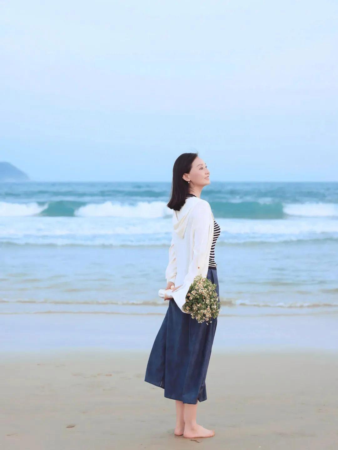 中年女士海边拍照,9个姿势,海边拍照气质优雅,出片又有氛围感