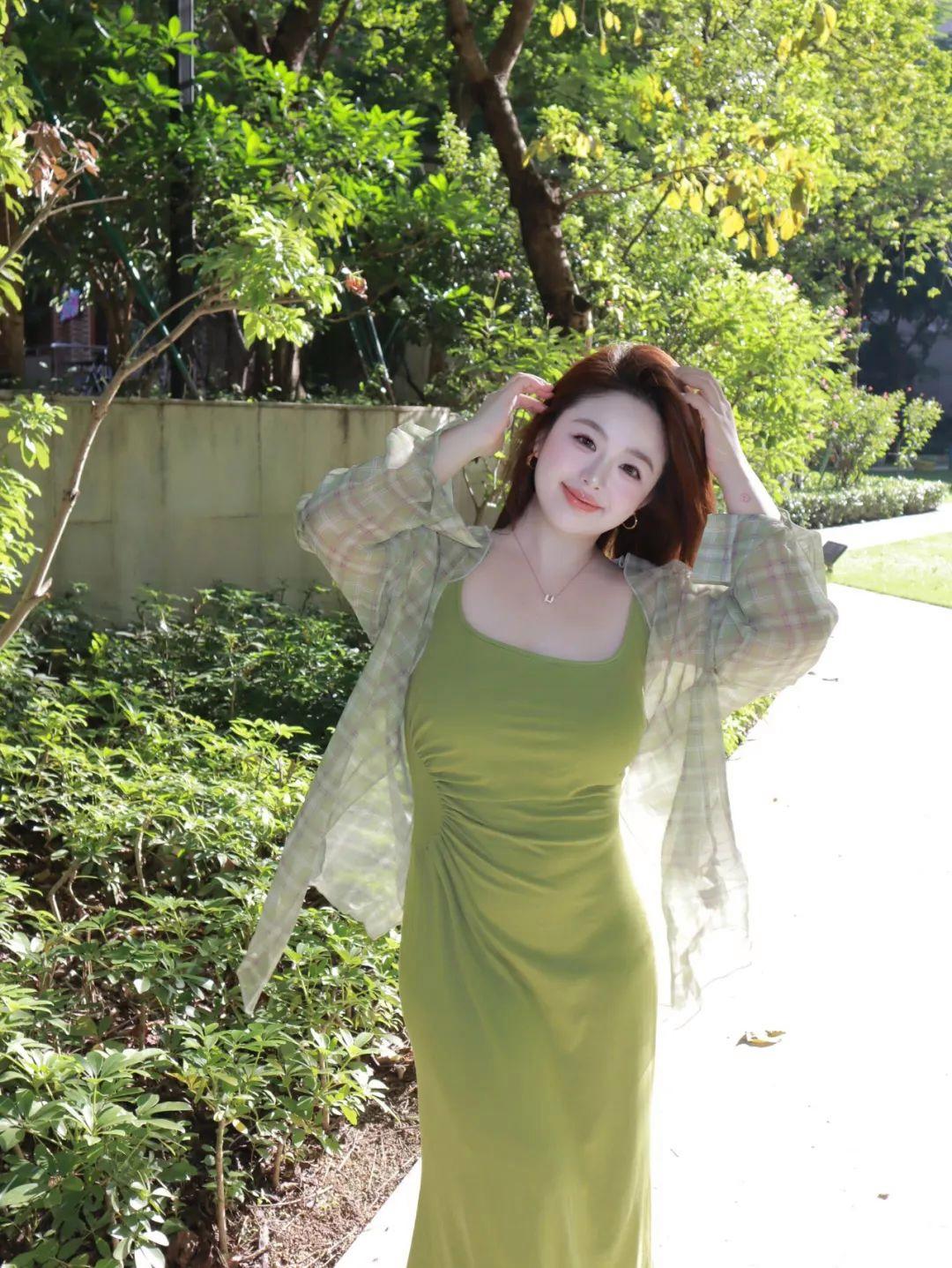 肉肉女生拍照,几个小动作,温柔显瘦显身材,大大方方很漂亮