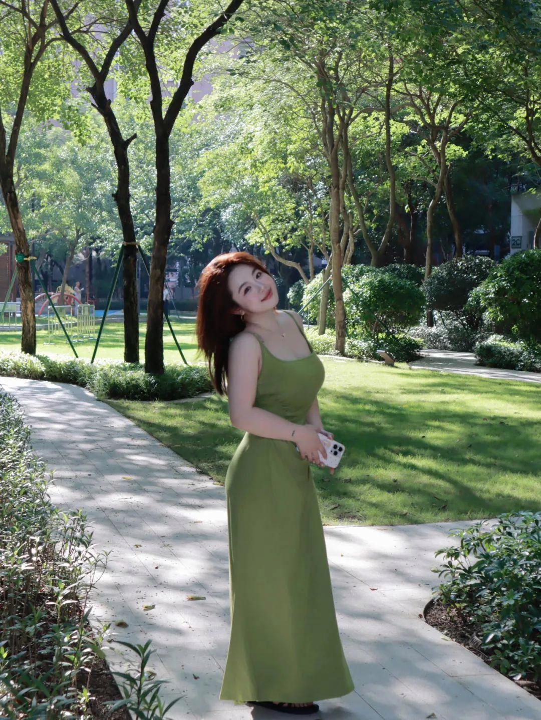 肉肉女生拍照,几个小动作,温柔显瘦显身材,大大方方很漂亮