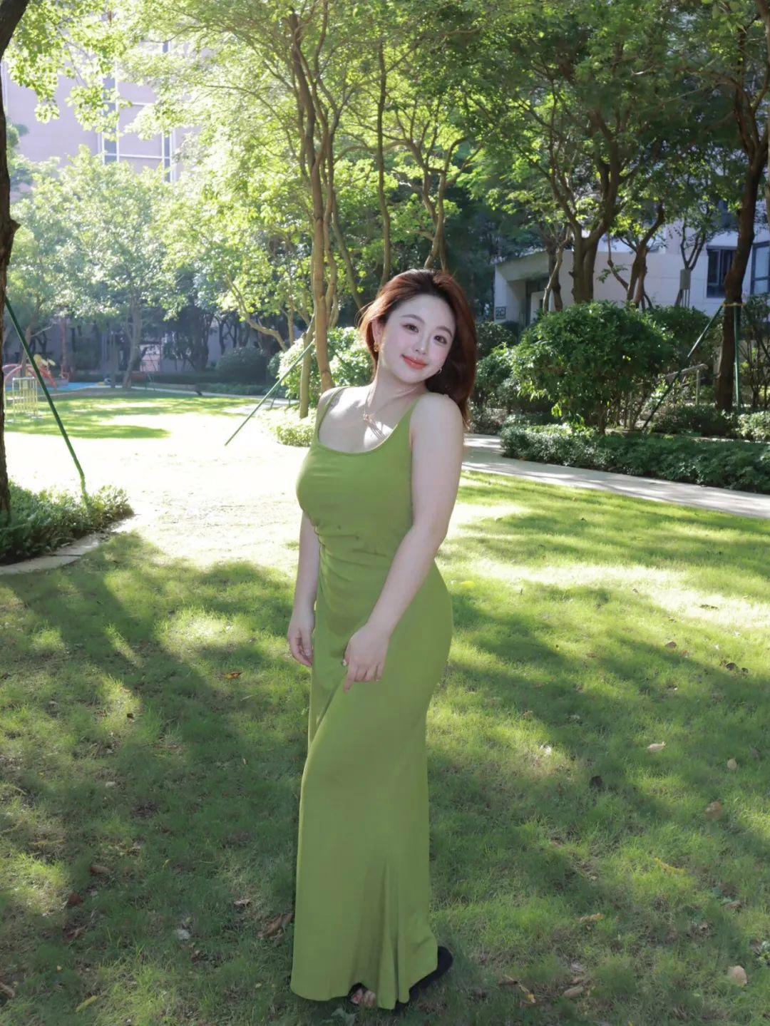 肉肉女生拍照,几个小动作,温柔显瘦显身材,大大方方很漂亮