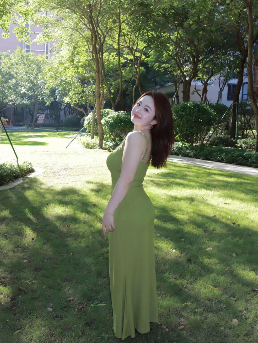 肉肉女生拍照,几个小动作,温柔显瘦显身材,大大方方很漂亮