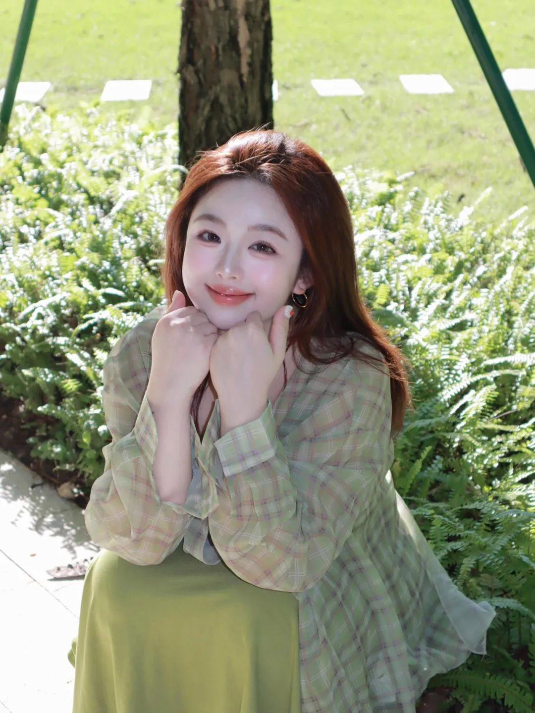 肉肉女生拍照,几个小动作,温柔显瘦显身材,大大方方很漂亮