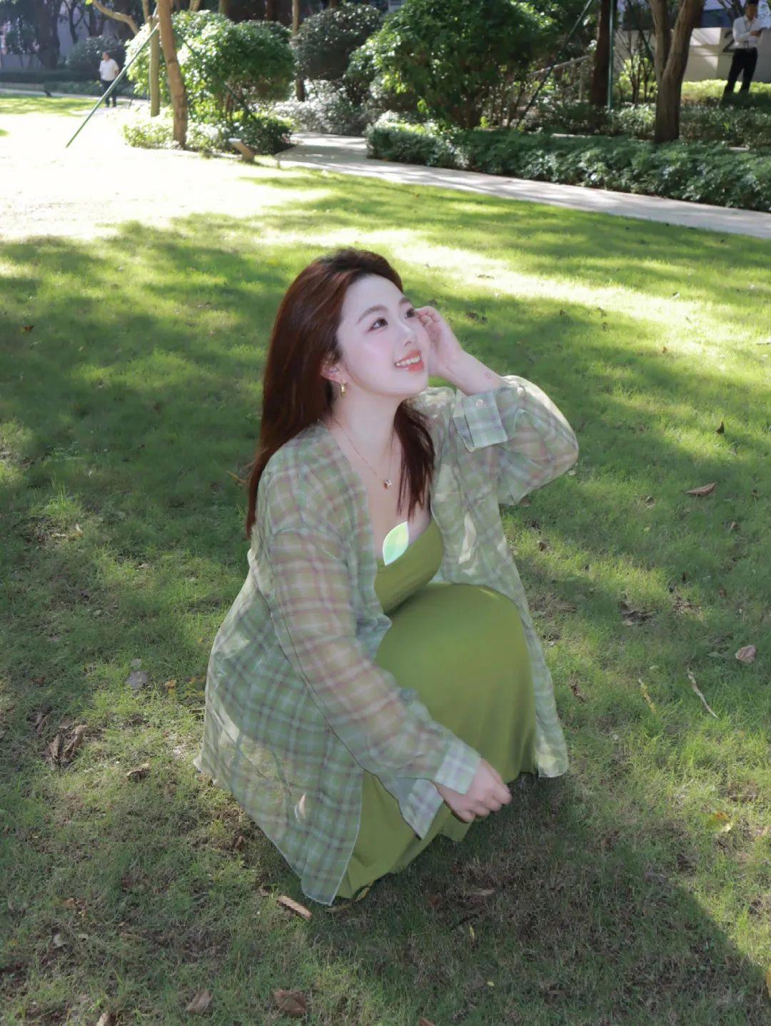 肉肉女生拍照,几个小动作,温柔显瘦显身材,大大方方很漂亮