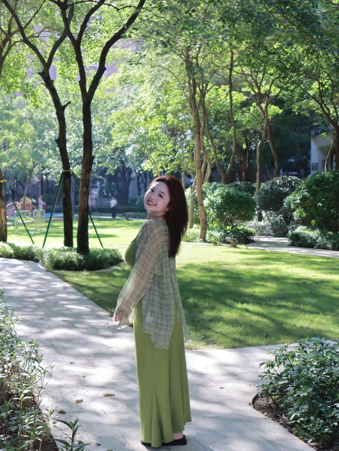 肉肉女生拍照,几个小动作,温柔显瘦显身材,大大方方很漂亮